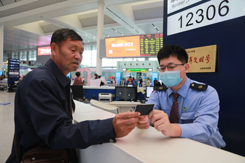 图为南宁东站客服中心工作人员解答旅客问询 于莉摄.JPG