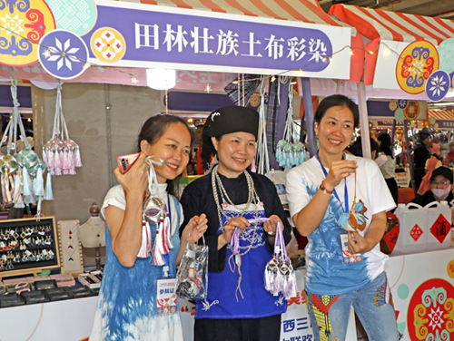 市民在民族服饰展区打卡.JPG